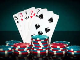 Suasana bermain Live Casino di CRC99 dengan meja Baccarat dan Roulette yang aktif 24 jam